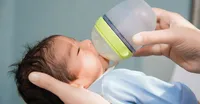 چگونه نوزاد را به شیشه شیر عادت دهیم​؟