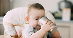 6 ترفند طلایی برای ترک عادت نوزاد به شیشه شیر​