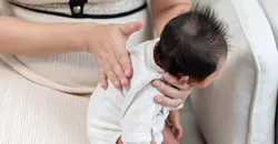 چگونه آروغ نوزاد را بگیریم؟