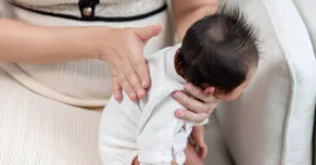 چگونه آروغ نوزاد را بگیریم؟