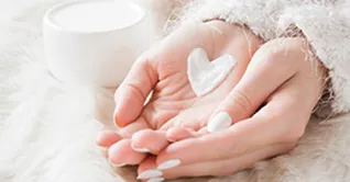 چرا پوست چرب به مرطوب‌ کننده نیاز دارد؟