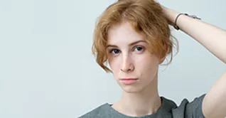 دلایل نازک شدن و کم پشتی موها و راه‌های تقویت موی سر