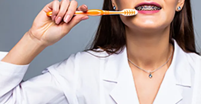 انواع مسواک ارتودنسی و طریقه استفاده از آن