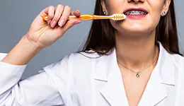 انواع مسواک ارتودنسی و طریقه استفاده از آن